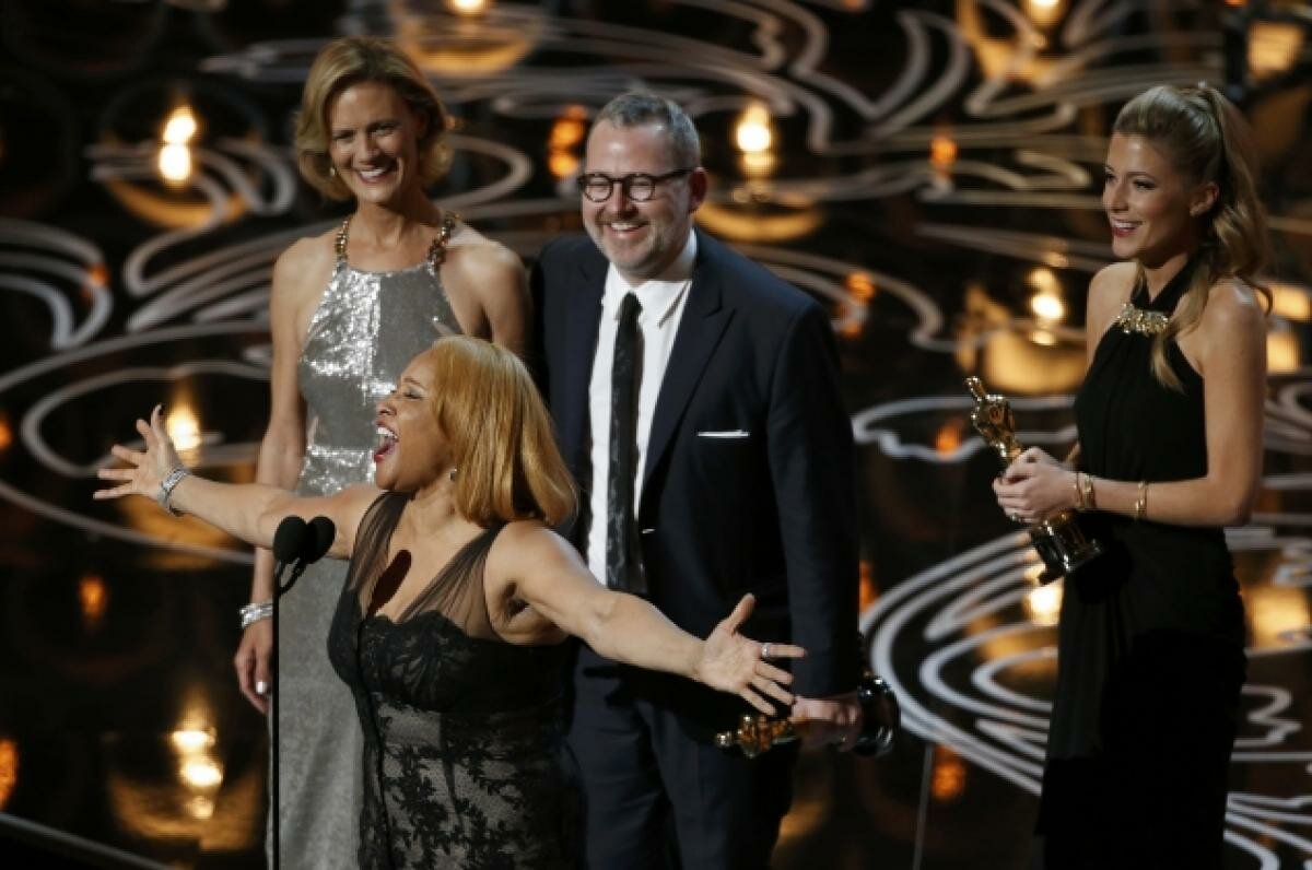 The cast and director receiving their Oscar for Best Documentary. Image: nydailynews.com