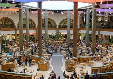 Meadowhall_Shopping_Centre_-_The_Oasis_07-04